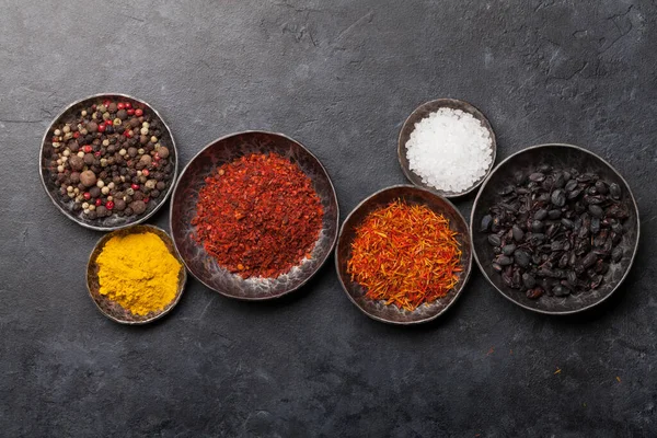 Diverse Specerijen Kommen Donkere Stenen Tafel Indiase Keuken Bovenaanzicht Plat — Stockfoto