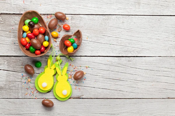 Chocolade Paaseieren Kleurrijke Zoetigheden Houten Achtergrond Wenskaart Bovenaanzicht Flat Lag — Stockfoto