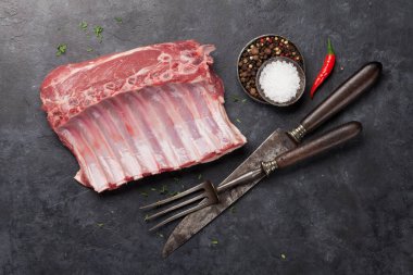 Kuzu kaburgası pişiyor. Baharatlı ve baharatlı çiğ kuzu pirzolası. Üst görünüm