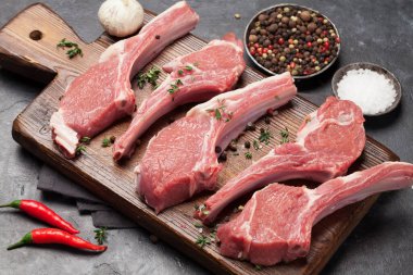 Kuzu kaburgası pişiyor. Baharatlı ve baharatlı çiğ kuzu pirzolası