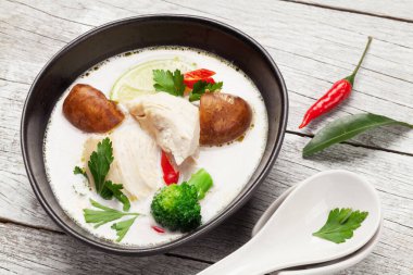 Tom Kha geleneksel Tayland çorbası tavuk, mantar, hindistan cevizi sütü ve sıcak baharatlı