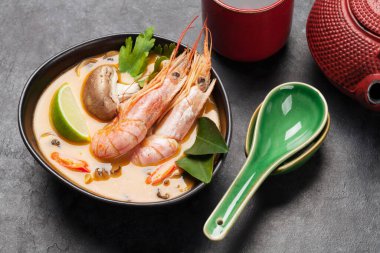 Tom Yum geleneksel Tayland çorbası deniz ürünleri, mantar, hindistan cevizi sütü ve sıcak baharatlı. Yeşil çayla