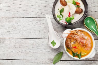 Tom Yum ve Tom Kha geleneksel deniz ürünleri, tavuk, mantar, hindistan cevizi sütü ve sıcak baharatlı Tayland çorbaları. Kopyalama alanı olan üst görünüm