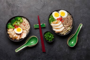 Tavuk, sebze ve yumurtalı Asya erişteli ramen çorbası. Üst görünüm düzlüğü