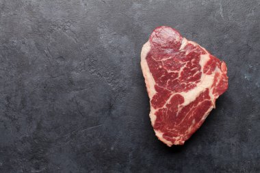Pirzola taze çiğ biftek. Üst görünüm düzlüğü kopyalama alanı ile yatıyordu