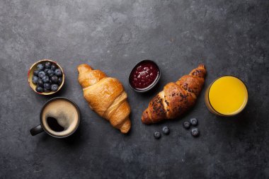 Kahveyle kahvaltı, portakal suyu ve kruvasanla. Taş masadaki en üst manzara. Kopyalama alanı olan düz