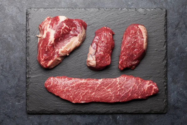 Taş Tabakta Taze Çiğ Biftek Çeşitleri Üst Görünüm Düzlüğü — Stok fotoğraf