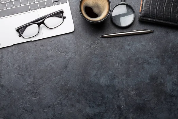 Mesa Escritório Com Laptop Suprimentos Café Mesa Área Trabalho Escura — Fotografia de Stock