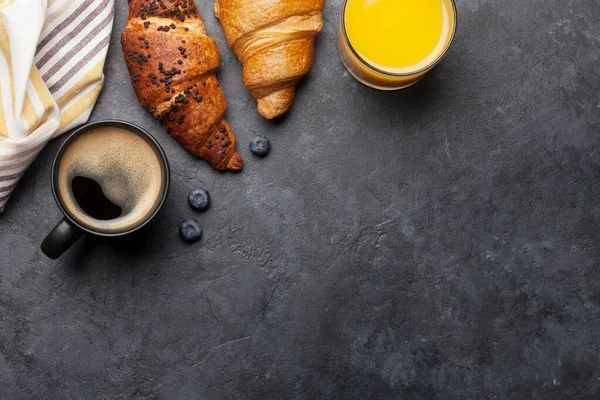 Ontbijt Met Koffie Sinaasappelsap Croissant Bovenaanzicht Stenen Tafel Vlakke Lay — Stockfoto