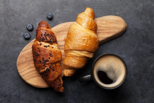 Frukost Med Kaffekopp Och Croissanter Ovanifrån Stenbordet Platt Äggläggning — Stockfoto