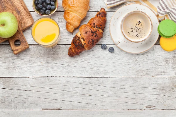 Frühstück Mit Kaffee Orangensaft Und Croissant Draufsicht Auf Holztisch Wohnung — Stockfoto