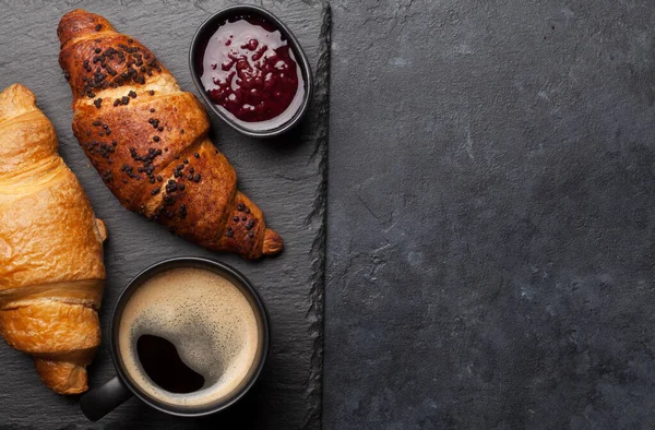 Frukost Med Kaffe Bärsylt Och Croissant Ovanifrån Stenbord Med Kopieringsutrymme — Stockfoto