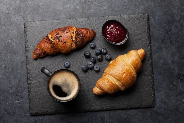 Ontbijt Met Koffiebeker Croissants Bovenaanzicht Stenen Tafel Vlakke Plaat — Stockfoto