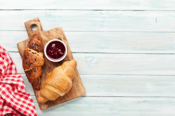 Färska Croissanter Med Bärsylt Ovanifrån Träbord Platt Liggplats Med Kopieringsutrymme — Stockfoto