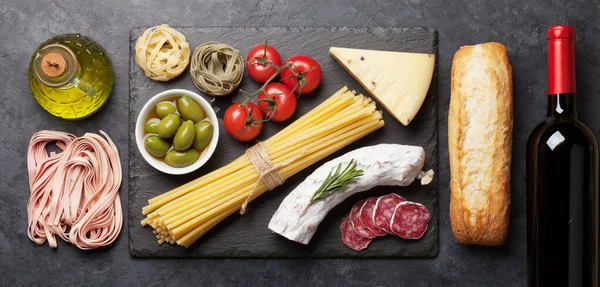 Italiaanse Keuken Ingrediënten Pasta Kaas Salami Olijven Wijn Bovenaanzicht Vlak — Stockfoto