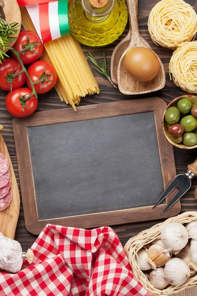 Cocina Italiana Ingredientes Alimentarios Pasta Queso Salami Aceitunas Huevos Vista —  Fotos de Stock