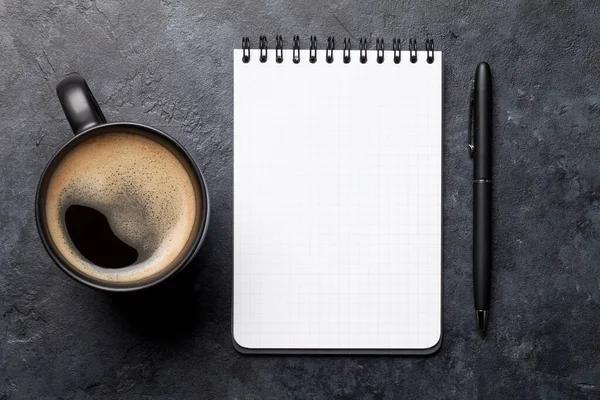 Mesa Escritório Com Bloco Notas Suprimentos Café Mesa Área Trabalho — Fotografia de Stock