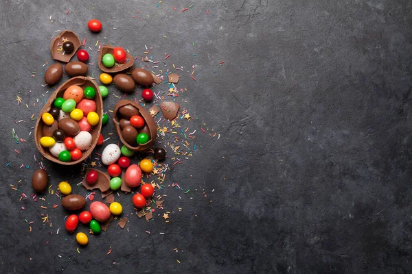 Schokolade Ostereier Und Bunte Süßigkeiten Auf Steinhintergrund Grußkarte Draufsicht Mit — Stockfoto