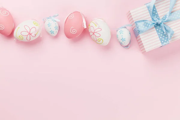 Пасхальная Открытка Подарочной Коробкой Красочными Пасхальными Яйцами Розовом Фоне Квартира — стоковое фото