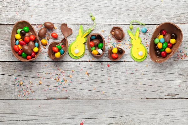 Oeufs Pâques Chocolat Bonbons Colorés Sur Une Carte Vœux Bois — Photo