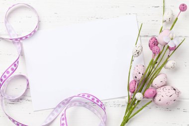 Ahşap arka planda renkli paskalya yumurtaları dekoru olan Paskalya tebrik kartı. Tebrik etmek için en üstteki dairede yer var.