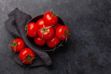 Taş masadaki taze domatesler. Kopyalama alanı olan üst görünüm. Düz yatıyordu