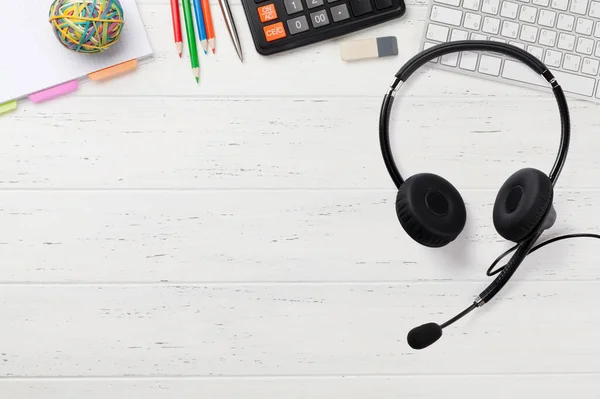 Kantoor Houten Werkplek Achtergrond Met Benodigdheden Headset Koffie Computer Afstand — Stockfoto