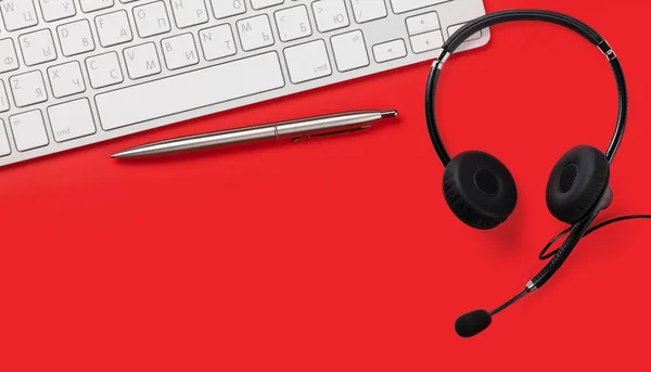 Ofis Kırmızı Işyeri Malzemeleri Kulaklığı Bilgisayarı Var Uzaktan Arama Buluşma — Stok fotoğraf
