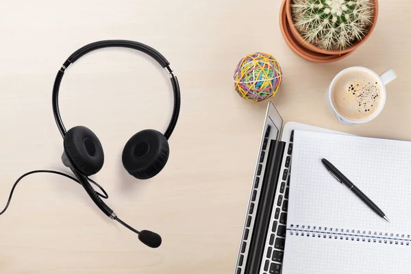 Kantoor Houten Werkplek Achtergrond Met Benodigdheden Headset Afstand Bellen Vergaderen — Stockfoto