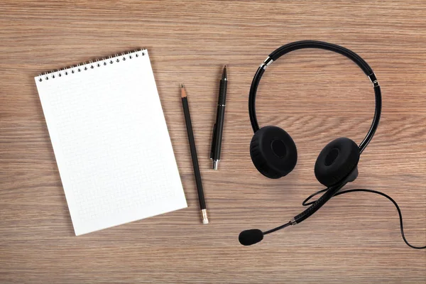 Kantoor Gele Werkplek Achtergrond Met Benodigdheden Headset Afstand Bellen Vergaderen — Stockfoto