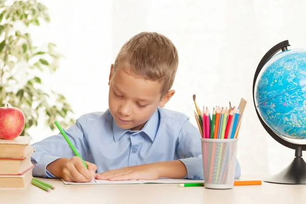 Joven Colegial Sentado Mesa Haciendo Los Deberes Concepto Educación Primaria —  Fotos de Stock