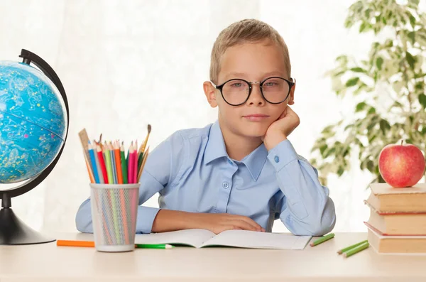 Joven Colegial Sentado Mesa Haciendo Los Deberes Concepto Educación Primaria —  Fotos de Stock