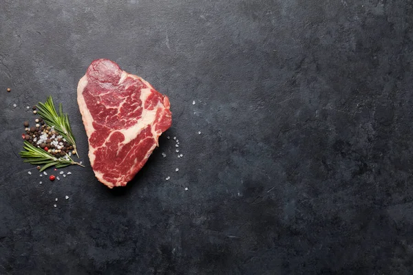 Bife Carne Crua Fresco Ribeye Com Especiarias Placa Pedra Top — Fotografia de Stock