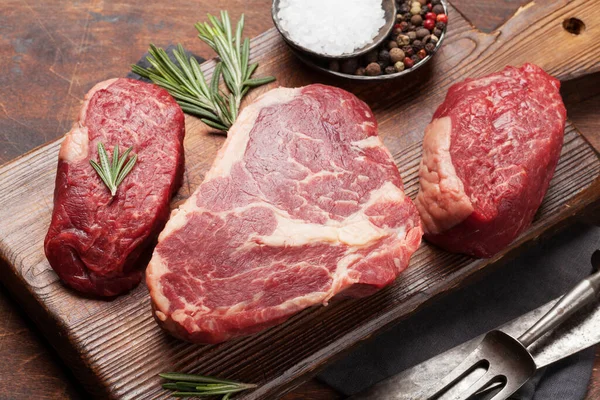 Různé Čerstvé Syrové Hovězí Steaky Kořením Řezací Desce — Stock fotografie