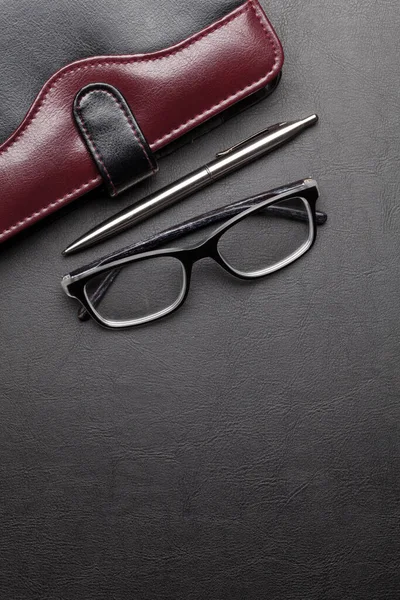 Ofis Masasında Malzeme Gözlüklerle Fotokopi Alanı Olan Karanlık Çalışma Alanı — Stok fotoğraf