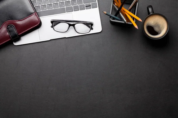 Kontorsbord Med Laptop Förnödenheter Och Kaffe Mörkt Arbetsbord Med Kopieringsutrymme — Stockfoto