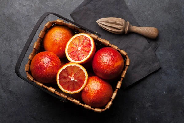 Siciliaans Bloed Sappige Sinaasappels Mand Sapcentrifuge Bovenaanzicht — Stockfoto