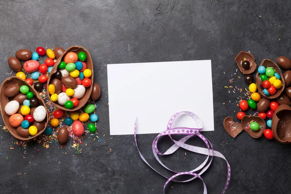巧克力复活节彩蛋和彩色糖果在石头背景贺卡上 顶部视图 平平静静地等待着你的问候 — 图库照片