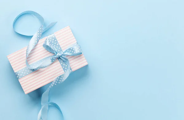 Carte Voeux Avec Boîte Cadeau Couleur Pastel Sur Fond Bleu — Photo