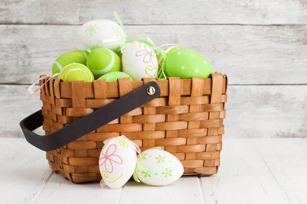 Tarjeta Felicitación Pascua Con Colorida Cesta Huevos Pascua Frente Pared —  Fotos de Stock