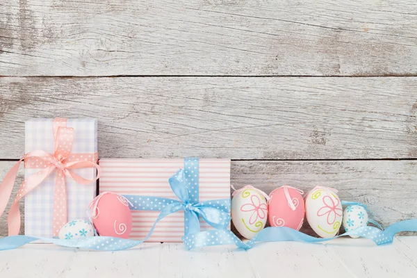Tarjeta Felicitación Pascua Con Coloridos Huevos Pascua Cajas Regalo Frente —  Fotos de Stock