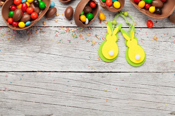 Huevos Pascua Chocolate Dulces Colores Tarjeta Felicitación Fondo Madera Vista — Foto de Stock