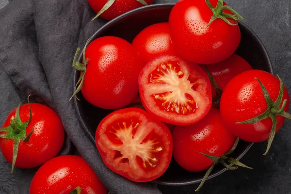 Świeże Dojrzałe Pomidory Misce Kamiennym Stole Widok Góry — Zdjęcie stockowe