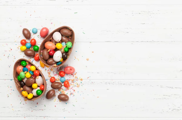 Schokolade Ostereier Und Bunte Süßigkeiten Auf Hölzerner Grußkarte Ansicht Von — Stockfoto