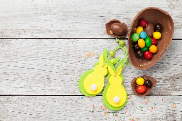 Huevos Pascua Chocolate Dulces Colores Tarjeta Felicitación Fondo Madera Vista —  Fotos de Stock