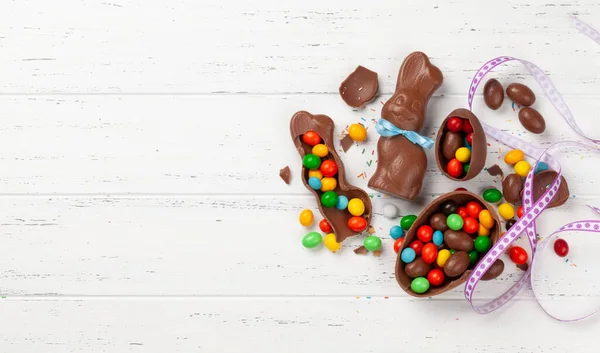 Chocolade Paaseieren Chocolade Konijn Kleurrijke Zoetigheden Houten Achtergrond Wenskaart Bovenaanzicht — Stockfoto