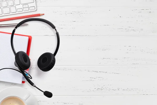 Kantoorwerktafel Met Koffiebeker Headset Benodigdheden Computer Plat Gelegd Bovenaanzicht Met — Stockfoto