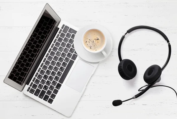 Kantoortafel Met Koffiebeker Headset Laptop Bovenaanzicht Vlak Bijeenkomst Afstand — Stockfoto