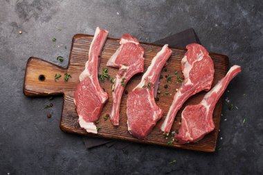 Kuzu kaburgası pişiyor. Baharatlı ve baharatlı çiğ kuzu pirzolası. Üst görünüm