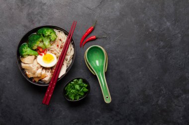 Tavuk, sebze ve yumurtalı Asya erişteli ramen çorbası. Üst görünüm düzlüğü kopyalama alanı ile yatıyordu